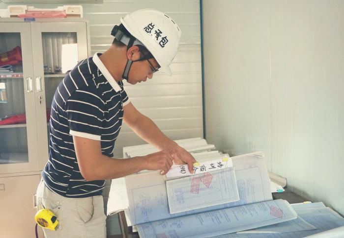 卷尺不離身，能下工地，也能細心的整理好每一份資料。謝微旋 攝.jpg