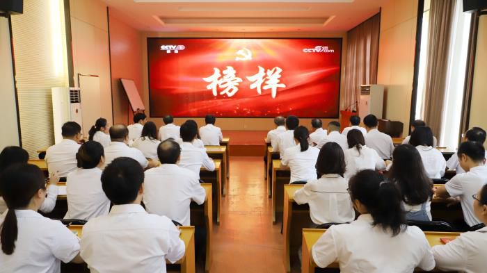 2機關第一、第二黨支部觀看《榜樣4》700.jpg