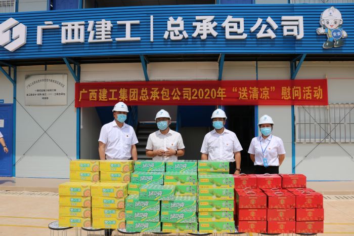 1陸烜送清涼慰問品。 黃璐璐 攝.jpg