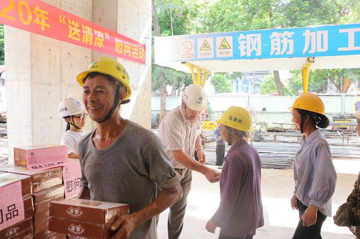 區(qū)工業(yè)設(shè)計(jì)院住宅項(xiàng)目送清涼。張釗林 攝.JPG