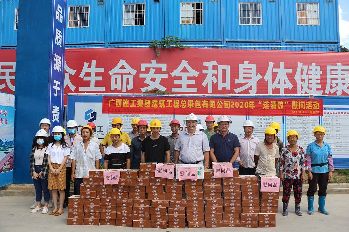 錦官閣項(xiàng)目送清涼。張釗林 攝.JPG