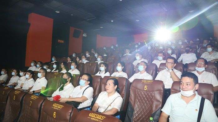 5號廳觀影人員合影。鄧燦濱 攝.JPG