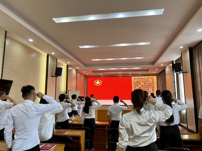 重溫入團(tuán)誓詞。黃璐璐 攝（修圖）.jpg