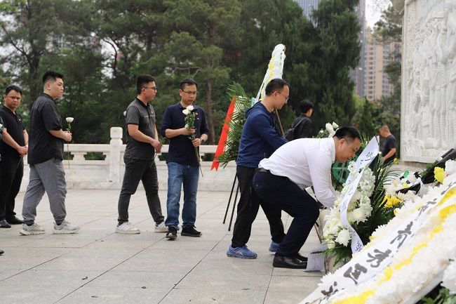 敬獻白菊。林成斌 攝（修圖）.jpg